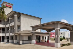 Red Roof PLUS+ Galveston - Beachfront