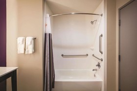 La Quinta Inn & Suites by Wyndham Dallas Northeast-Arboretum