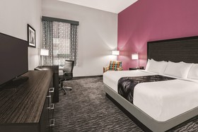 La Quinta Inn & Suites by Wyndham Dallas Grand Prairie North