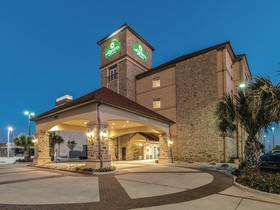 La Quinta Inn & Suites by Wyndham Dallas Grand Prairie South