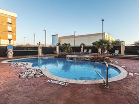 La Quinta Inn & Suites by Wyndham Dallas Grand Prairie South