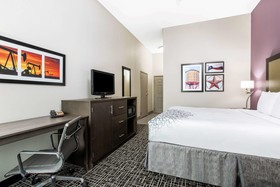 La Quinta Inn & Suites by Wyndham Hillsboro