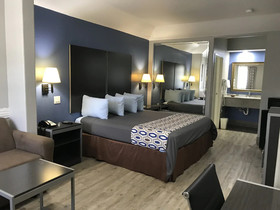 Camelot Inn & Suites