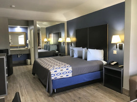 Camelot Inn & Suites