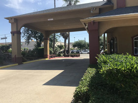 Camelot Inn & Suites