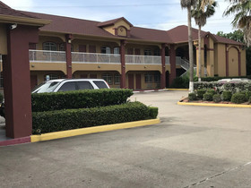 Camelot Inn & Suites