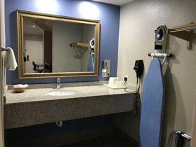 Camelot Inn & Suites