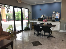 Camelot Inn & Suites