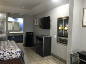 Camelot Inn & Suites