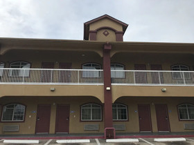 Camelot Inn & Suites