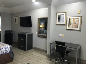 Camelot Inn & Suites