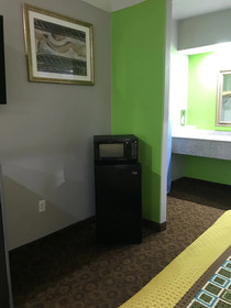 Camelot Inn & Suites