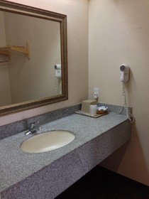 Camelot Inn & Suites