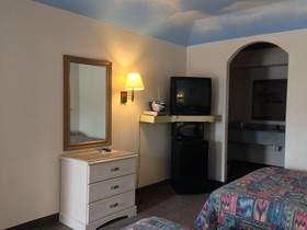 Camelot Inn & Suites