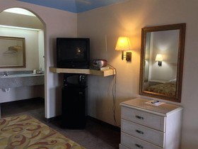 Camelot Inn & Suites