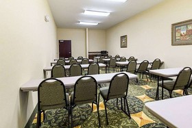 Days Inn & Suites by Wyndham Houston / West Energy Corridor
