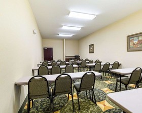 Days Inn & Suites by Wyndham Houston / West Energy Corridor
