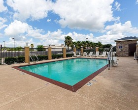 Days Inn & Suites by Wyndham Houston / West Energy Corridor