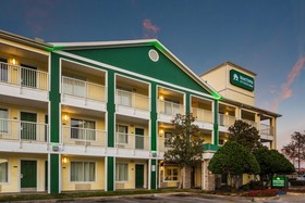 HomeTowne Studios Houston - West Oaks
