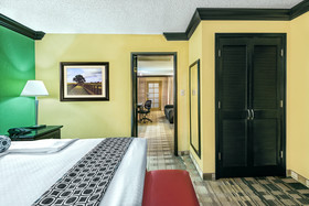 Crowne Plaza Suites Houston - Near Sugar Land