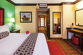 Crowne Plaza Suites Houston - Near Sugar Land