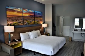 Days Inn & Suites by Wyndham Downtown/University of Houston