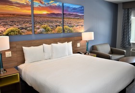 Days Inn & Suites by Wyndham Downtown/University of Houston