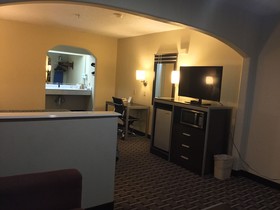 Days Inn & Suites by Wyndham Houston North/FM 1960
