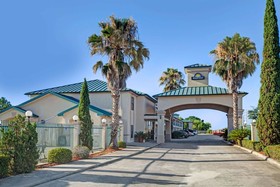 Days Inn & Suites by Wyndham Houston North/FM 1960