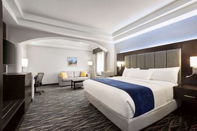 Days Inn & Suites by Wyndham Houston Hobby Airport