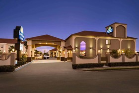 Days Inn & Suites by Wyndham Houston Hobby Airport