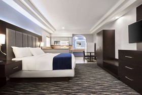 Days Inn & Suites by Wyndham Houston Hobby Airport