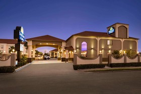 Days Inn & Suites by Wyndham Houston Hobby Airport