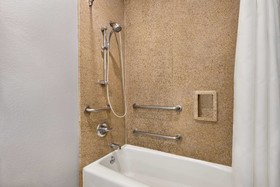 Days Inn & Suites by Wyndham Houston Hobby Airport