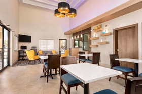 Days Inn & Suites by Wyndham Houston Hobby Airport