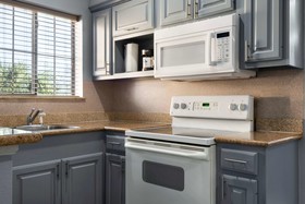 Days Inn & Suites by Wyndham Houston Hobby Airport