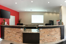 Econo Lodge Inn & Suites