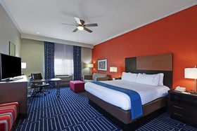 Holiday Inn Express & Suites Houston East