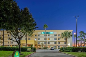 La Quinta Inn & Suites by Wyndham Houston NW Brookhollow