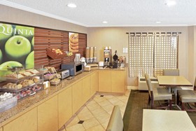 La Quinta Inn & Suites by Wyndham Houston NW Brookhollow