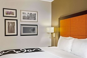 La Quinta Inn & Suites by Wyndham Houston West Park 10