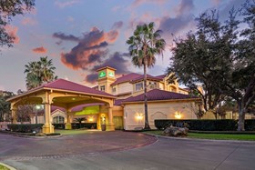 La Quinta Inn & Suites by Wyndham Houston West Park 10