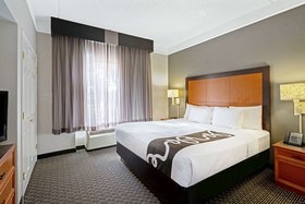 La Quinta Inn & Suites by Wyndham Houston West Park 10