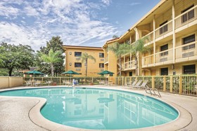 Super 8 by Wyndham - The Woodlands North