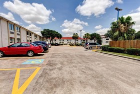 Executive Inn & Suites