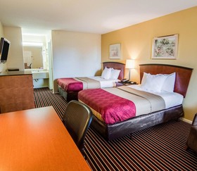 Rodeway Inn & Suites Hwy 290 NW