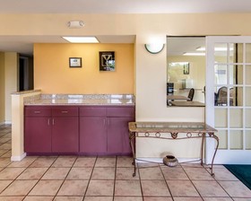Rodeway Inn & Suites Hwy 290 NW