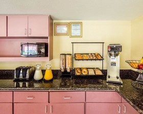 Rodeway Inn & Suites Hwy 290 NW