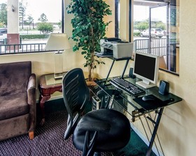 Rodeway Inn & Suites Hwy 290 NW