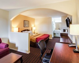 Rodeway Inn & Suites Hwy 290 NW